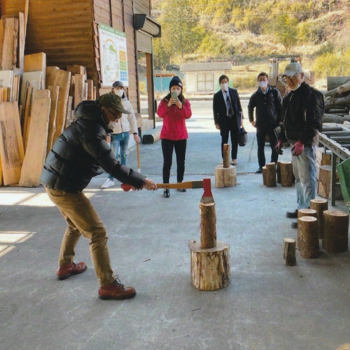 間伐材等の薪割作業